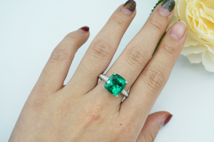 Emerald Ring 885$
