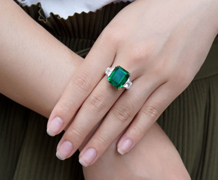 Emerald Ring 950$