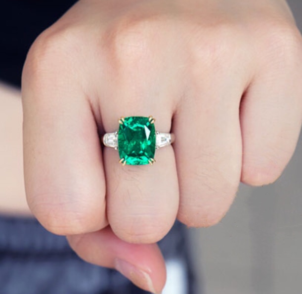 Emerald Ring 640$