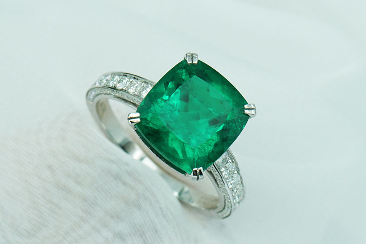Emerald Ring 885$