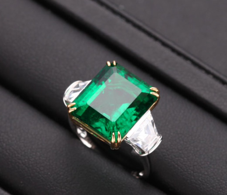 Emerald Ring 950$