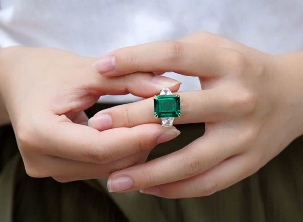 Emerald Ring 950$